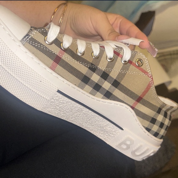 Burberry shoes - Picture 1 of 3